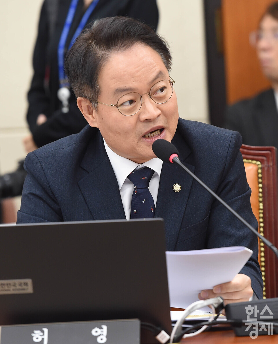 더불어민주당 허영 위원이 27일 오전 서울 여의도 국회 정무위원회에서 열린 금융위원회,금융감독원 등에 대한 국정 금융 종합감사에서 이찬진 금융감독원장에게 질의를 하고 있다./ 이호형 기자 leemario@sporbiz.co.kr 2025.10.27