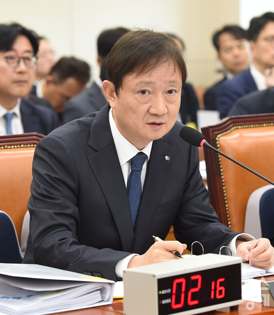 이찬진 금융감독원장이 27일 오전 서울 여의도 국회 정무위원회에서 열린 금융위원회,금융감독원 등에 대한 국정 금융 종합감사에서 허영 위원 질의에 답하고 있다./ 이호형 기자 leemario@sporbiz.co.kr 2025.10.27