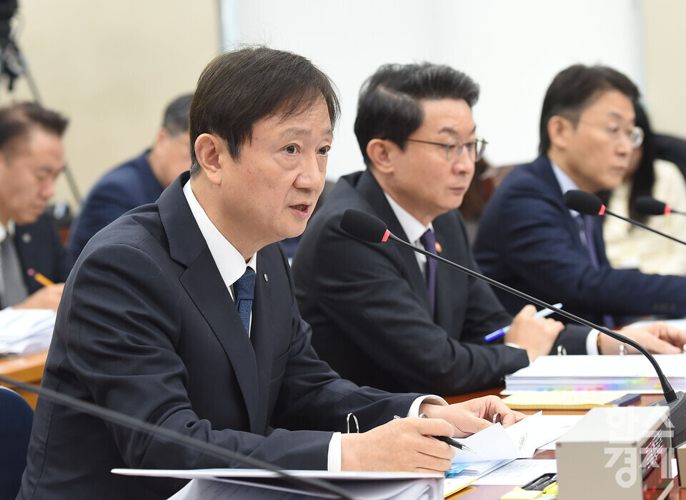 이찬진 금융감독원장이 27일 오전 서울 여의도 국회 정무위원회에서 열린 금융위원회,금융감독원 등에 대한 국정 금융 종합감사에서 허영 위원 질의에 답하고 있다./ 이호형 기자 leemario@sporbiz.co.kr 2025.10.27