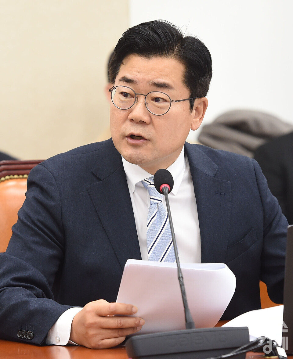 더불어민주당 박찬대 위원이 27일 오전 서울 여의도 국회 정무위원회에서 열린 금융위원회,금융감독원 등에 대한 국정 금융 종합감사에서 이억원 금융위원장에게 질의를 하고 있다./ 이호형 기자 leemario@sporbiz.co.kr 2025.10.27