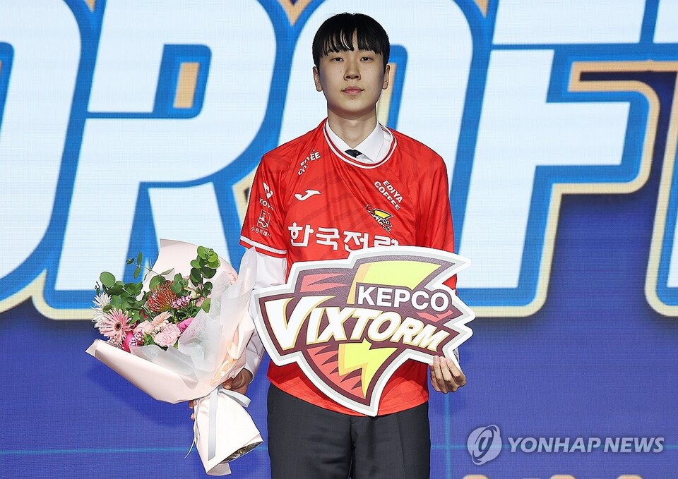  27일 서울 강서구 메이필드 호텔에서 열린 '2025-2026 한국배구연맹(KOVO) 남자 신인선수 드래프트'에서 수원 한국전력 빅스톰에 1라운드 1순위로 지명을 받은 방강호가 기념 촬영을 하고 있다. /연합뉴스