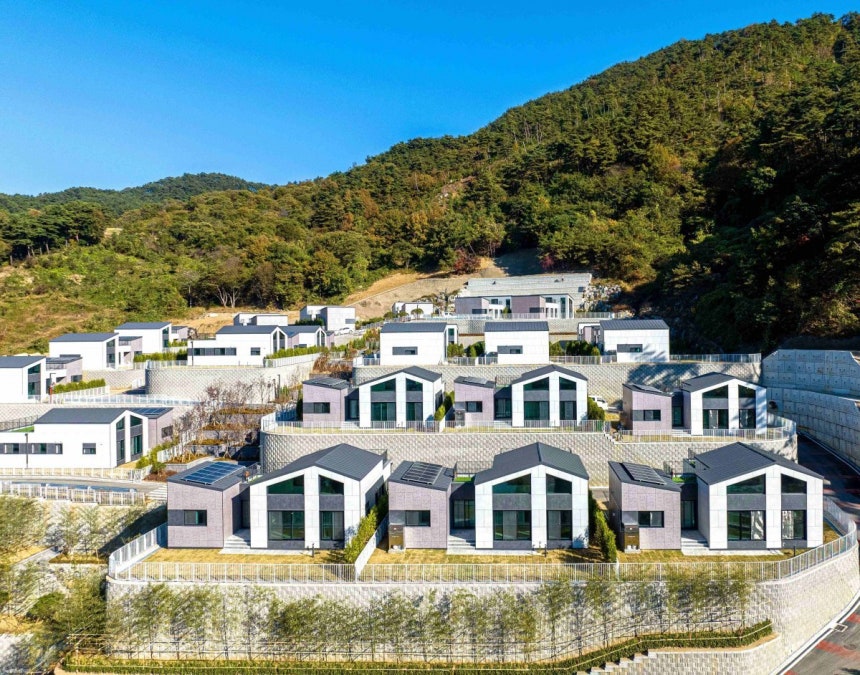 DL이앤씨가 구례군 산동면에 선보인 모듈러 단독주택 타운형단지./DL이앤씨