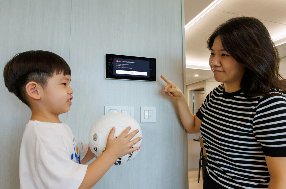 DL이앤씨가 국내 최초로 개발한 ‘D-사일런스 서비스(D-Silence Service)’의 알림이 울리는 모습./DL이앤씨