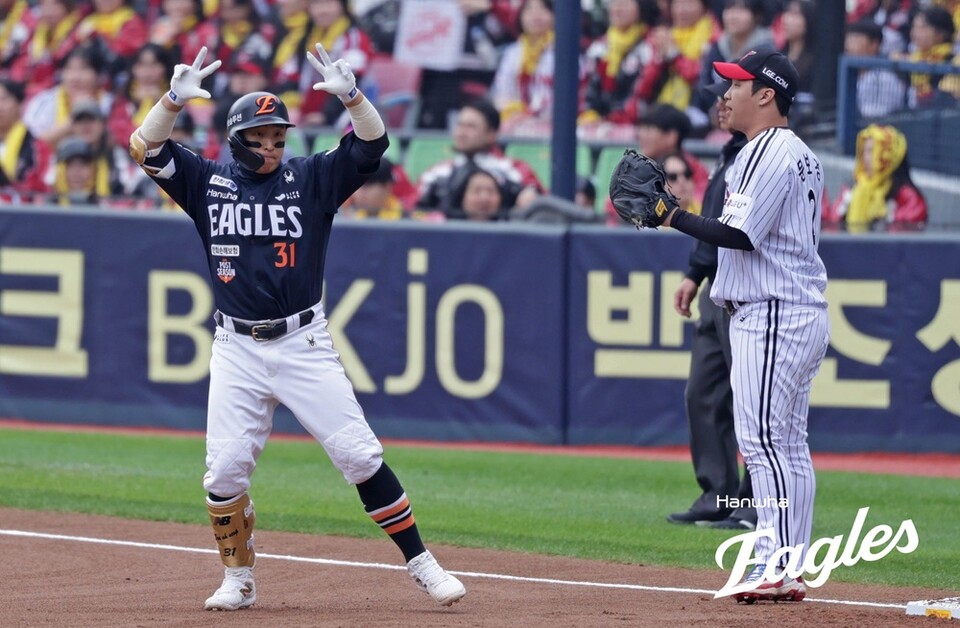 손아섭이 KS 1차전 1회 초 선두타자 안타로 출루한 뒤 세리머니하고 있다. /한화 이글스 제공