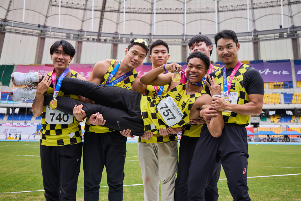 400m 계주 우승 후 기뻐하는 나마디 조엘진 선수와 팀원들./SKT