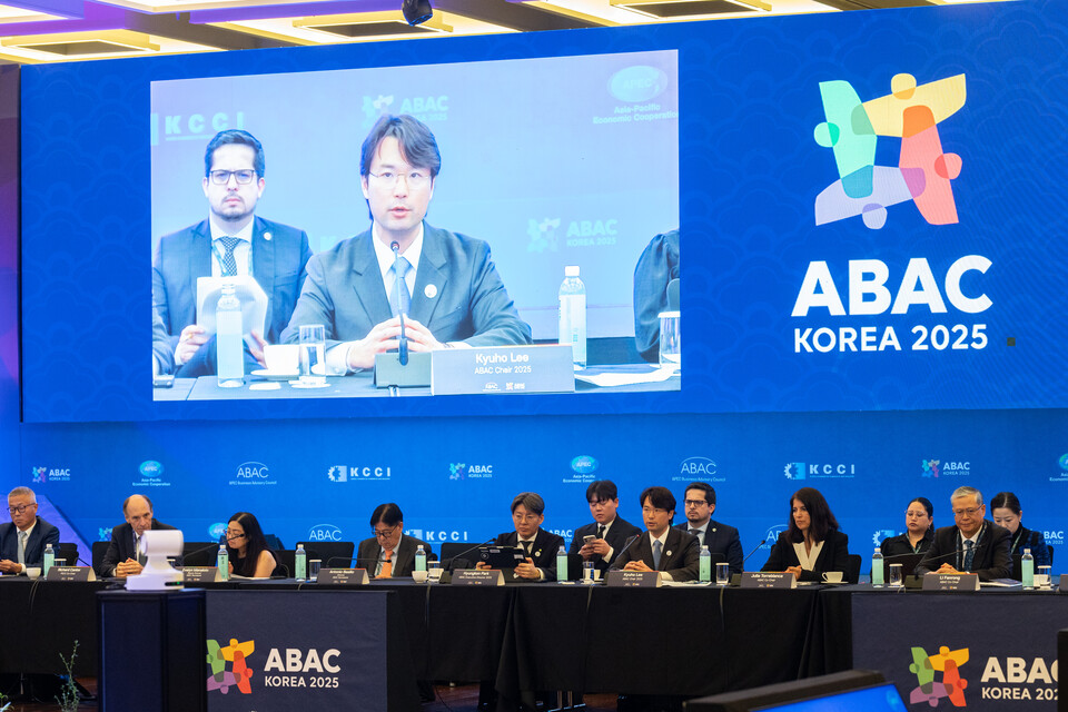 이규호 코오롱그룹 부회장이 27일 부산에서 열린 2025 APEC 기업인자문위원회(ABAC) 제4차 회의에서 바이오헬스케어 워킹그룹(BHWG) 의장으로 회의를 주재하고 있다./ 코오롱그룹 