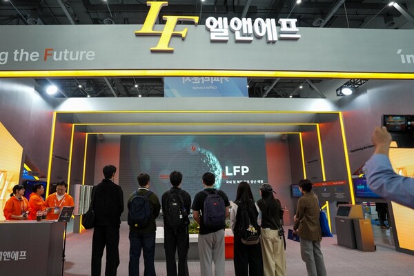 엘앤에프 ‘DIFA 2025’ 부스를 찾은 관람객들이 제품 전시를 살펴보고 있다./ 엘앤에프 제공