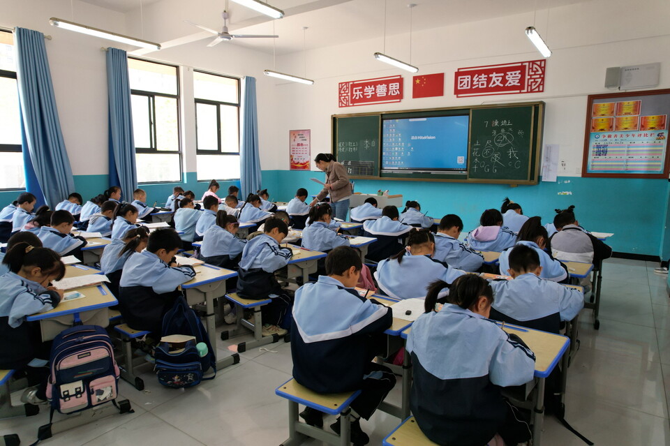 희망소학교 17호 학생들이 기증 기자재로 수업에 참여하고 있는 모습./세라젬