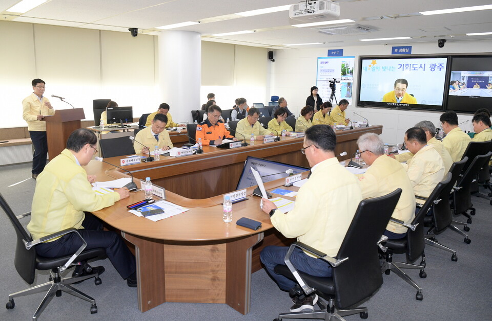 김영문 광주광역시 문화경제부시장이 27일 오후 재난상황실에서 열린 2025 재난대응 안전한국훈련 실행계획 보고 회의를 주재하고 있다. /사진=광주광역시