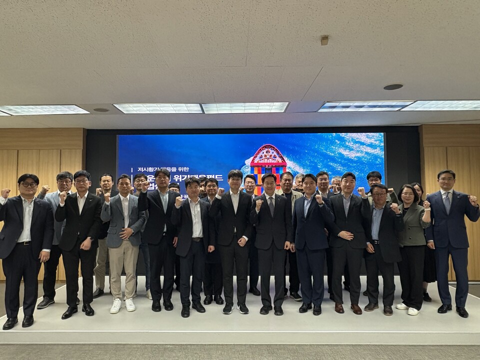 해운산업 위기대응펀드 사업설명회에서 김형준 한국해양진흥공사 해양전략본부장(앞줄 왼쪽 일곱 번째) 등 참석자들이 기념 촬영을 하고 있다./해진공
