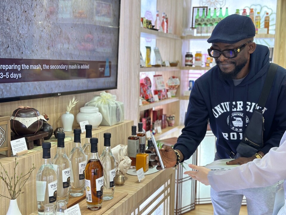  전통주 존에는 안동소주를 비롯한 증류주·약주·탁주·와인 등제품들이 전시 .사진=경북도 제공