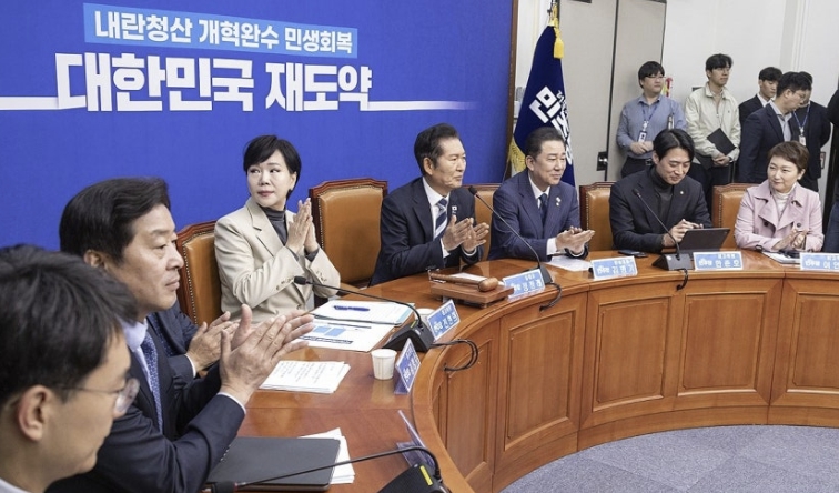 정청래  더불어민주당 대표와 최고위원들이 27일 국회에서 열린 최고위원회의에서 코스피 4000 돌파를 축하하며 박수치고 있다./연합뉴스