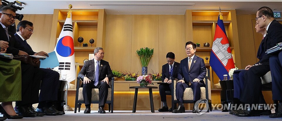 이재명 대통령과 훈 마네트 캄보디아 총리가 27일 말레이시아 쿠알라룸푸르 한 호텔에서 정상회담을 하고 있다. /연합뉴스