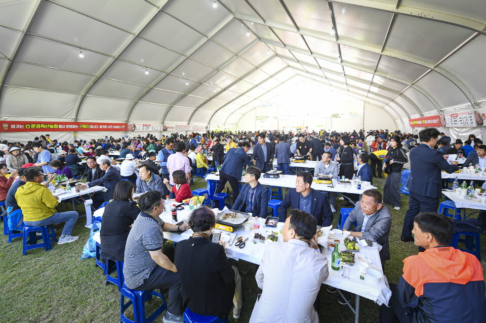  대형 한우 구이터에서 직접 구워서 현장 시식과 동시 구매 가능 .사진=문경시 제공