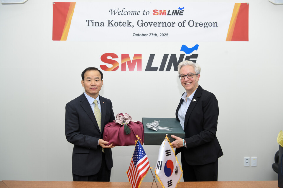 강호준 SM상선 대표(왼쪽)가 지난 27일 SM그룹 신촌사옥에서 미국 오리건주 티나 코텍 주지사를 영접한 뒤 선물을 교환하며 기념 촬영을 하고 있다./SM그룹