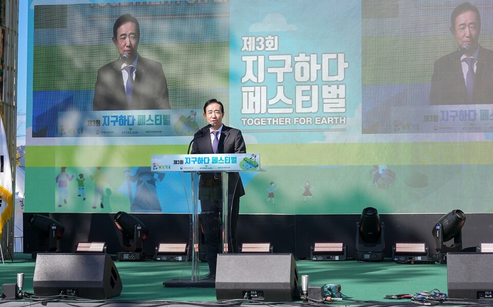 조대규 교보생명 대표이사 사장이  27일 오후 서울 광화문광장에서 열린 '제3회 지구하다 페스티벌' 개막식에서 환영사를 하고 있다. 사진/교보생명