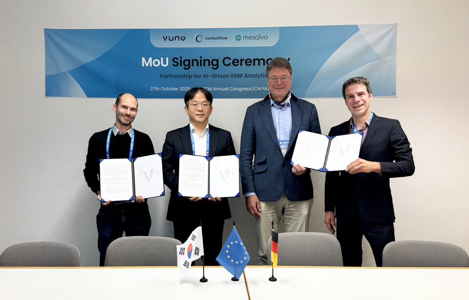 뷰노(대표 이예하)는 오스트리아 영상진단 AI 기업 Contextflow, 독일 병원정보시스템(HIS) 기업 Mesalvo와 함께 AI 기반 심정지 예측 솔루션 ‘뷰노메드 딥카스(VUNO Med–DeepCARS, 딥카스)’의 유럽 시장 진출을 위한 전략적 업무협약(MOU)을 체결했다. /뷰노 제공