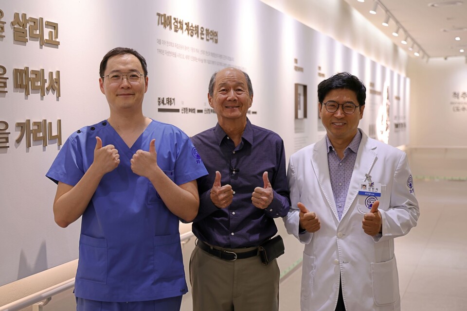 (왼쪽부터)김석환 잠실자생한방병원 원장, 리차드 민, 신민식 자생의료재단 위원장이 기념촬영을 하고 있다./자생한방병원 제공