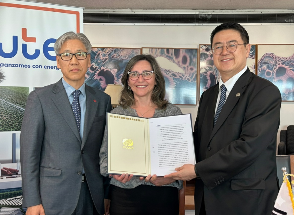 우루과이 전력청과 티그레 발전소 O&M사업 연장계약을 체결했다. 사진 왼쪽부터 이용범 한전KPS 우루과이지사장, 안드리아 가브레라 우루과이 전력청 CEO, 노원일 주우루과이 대한민국 대사. /사진=한전KPS