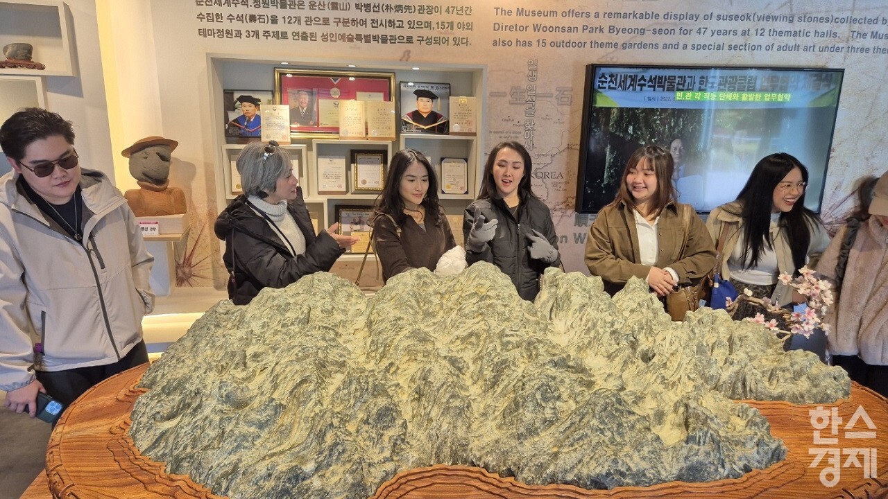 ▲아시아 주요국 여행사 대표단이 순천 세계수석박물관을 둘러보고 있다. (사진=순천시)