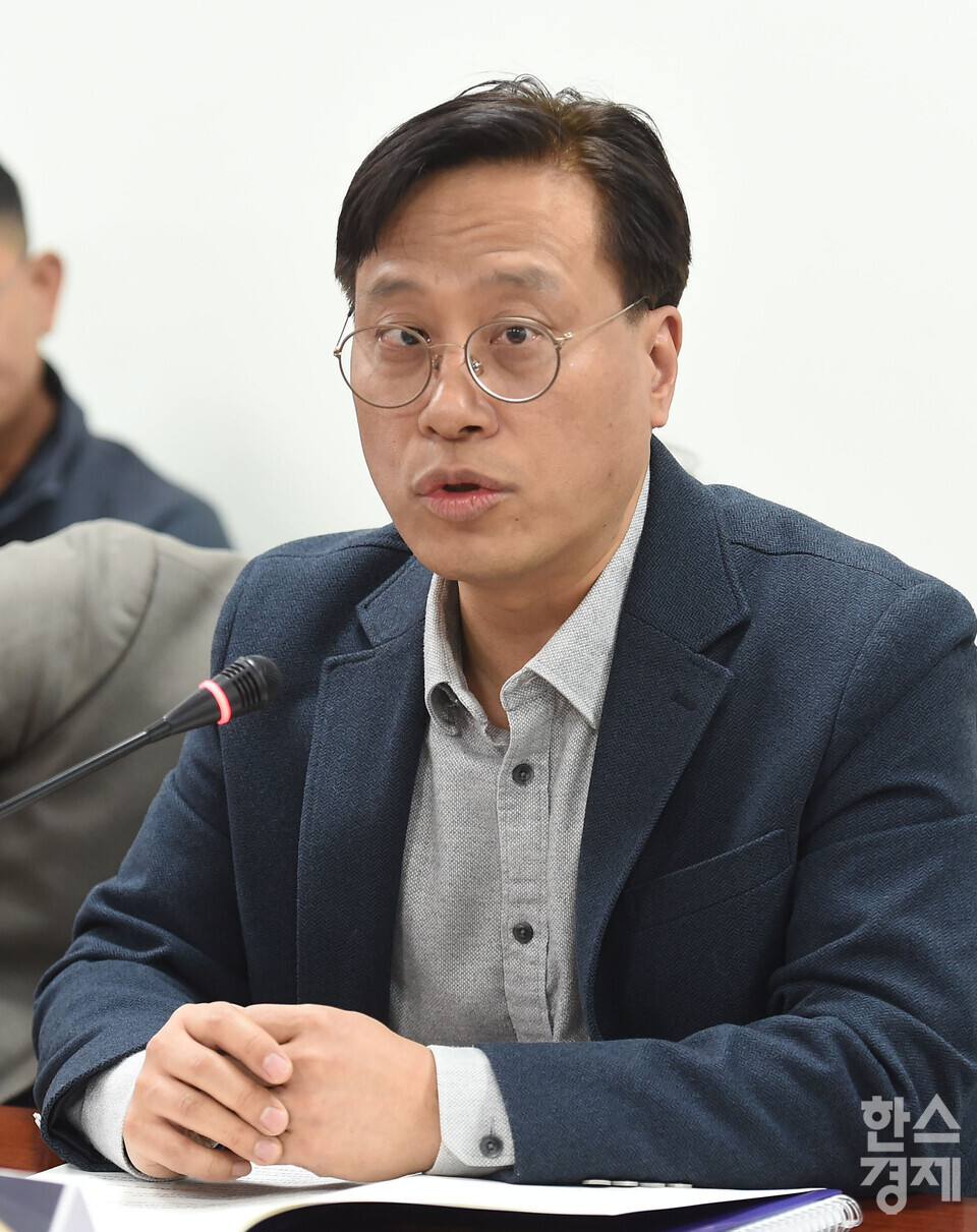 최무현 상지대 공공인재학과 교수가 28일 오후 서울 여의도 국회 의원회관에서 열린 ‘지방주류유통업 활성화’를 위한 규제합리화 및 정책개선 토론회에서 '지방 주류업 규제의 문제점과 개선방향' 주제 발표를 하고 있다./ 이호형 기자 leemario@sporbiz.co.kr 2025.10.28