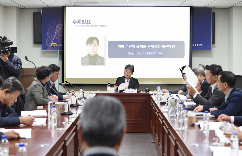 최무현 상지대 공공인재학과 교수가 28일 오후 서울 여의도 국회 의원회관에서 열린 ‘지방주류유통업 활성화’를 위한 규제합리화 및 정책개선 토론회에서 '지방 주류업 규제의 문제점과 개선방향' 주제 발표를 하고 있다./ 이호형 기자 leemario@sporbiz.co.kr 2025.10.28