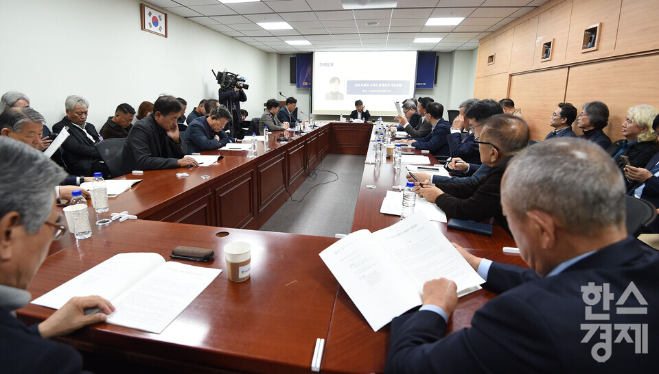 최무현 상지대 공공인재학과 교수가 28일 오후 서울 여의도 국회 의원회관에서 열린 ‘지방주류유통업 활성화’를 위한 규제합리화 및 정책개선 토론회에서 '지방 주류업 규제의 문제점과 개선방향' 주제 발표를 하고 있다./ 이호형 기자 leemario@sporbiz.co.kr 2025.10.28