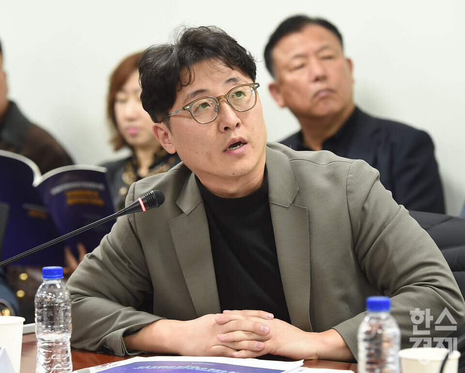 성연훈 KI컨설팅 이사가 28일 오후 서울 여의도 국회 의원회관에서 열린 ‘지방주류유통업 활성화’를 위한 규제합리화 및 정책개선 토론회에서 '지방 주류업 규제도입의 규제효과 분석 ' 주제 발표를 하고 있다./ 이호형 기자 leemario@sporbiz.co.kr 2025.10.28