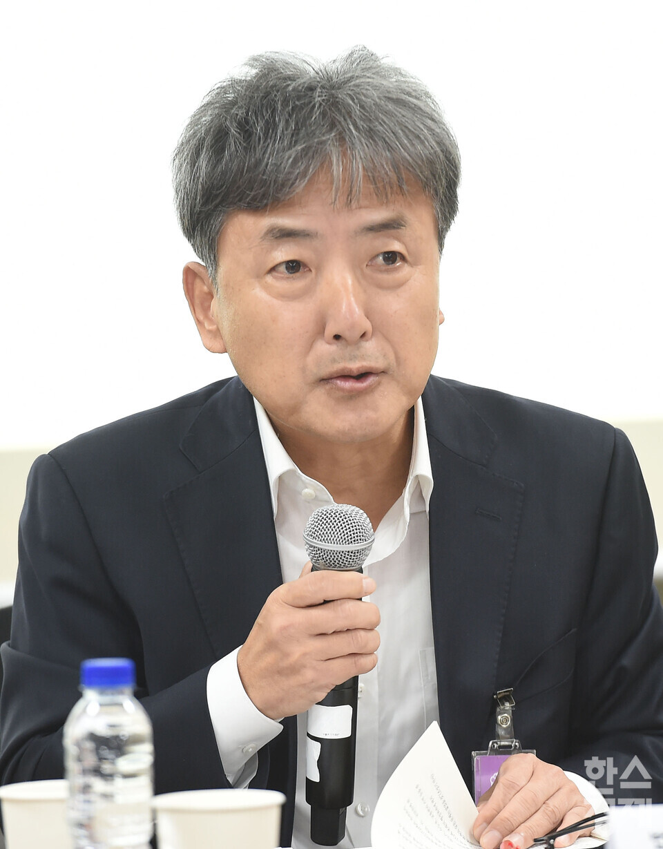 김정배 법무법인 오라클 고문이 28일 오후 서울 여의도 국회 의원회관에서 열린 ‘지방주류유통업 활성화’를 위한 규제합리화 및 정책개선 토론회에서  주제 발표 요점을 설명하고 있다./ 이호형 기자 leemario@sporbiz.co.kr 2025.10.28