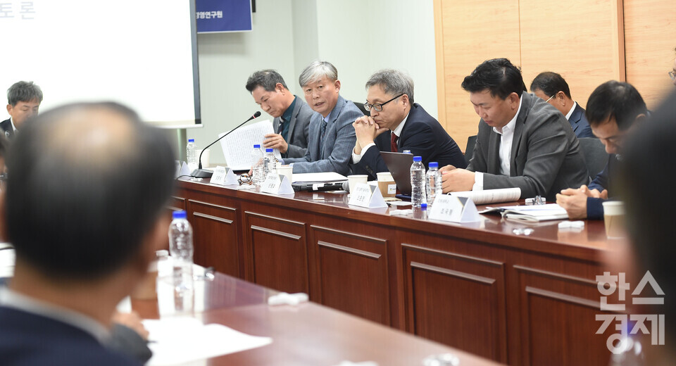 양춘석 전남주류도매업협회장이 28일 오후 서울 여의도 국회 의원회관에서 열린 ‘지방주류유통업 활성화’를 위한 규제합리화 및 정책개선 토론회에서 발언을 하고 있다./ 이호형 기자 leemario@sporbiz.co.kr 2025.10.28