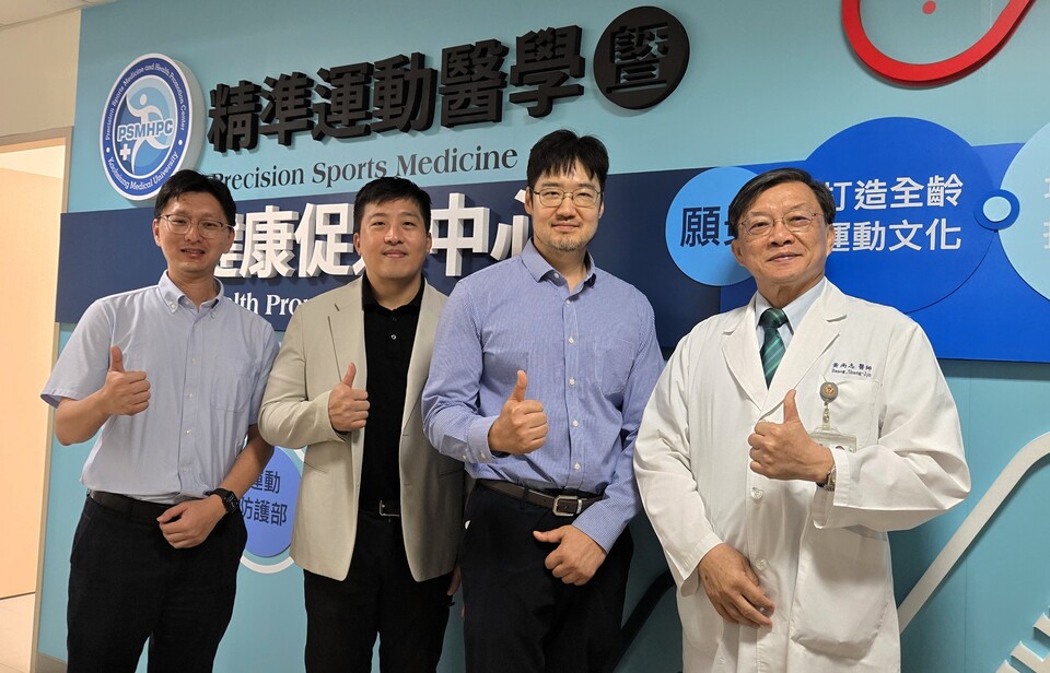 가천대 길병원 정형외과 이병훈 교수(좌측에서 두 번째)가 대만정형외과학회 관계자들과 기념 사진을 촬영했다./가천대 길병원 제공