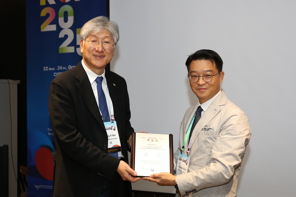 (왼쪽부터) 서성일 대한비뇨의학회 회장, 고영휘 이대비뇨기병원 교수. /이화여대의료원 제공