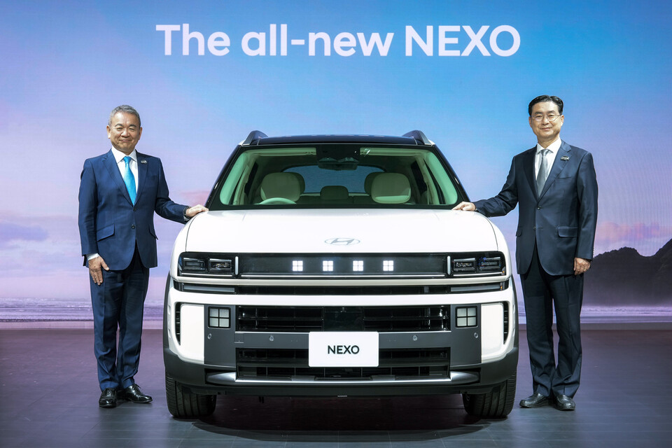 (왼쪽부터) 시메기 토시유키 현대차일본법인(HMJ) 법인장, 정유석 현대차 부사장이 '재팬 모빌리티쇼 2025'에서 기념 사진을 촬영하고 있는 모습./현대자동차