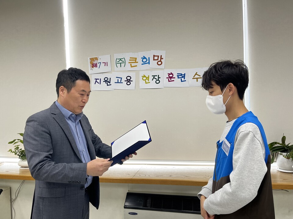 태광그룹 계열사 티시스의 장애인표준사업장 ‘큰희망’이 29일 서울 영등포구 큰희망 사업장에서 ‘예비초년생 중증장애인 직업교육훈련’ 수료식을 열고 기념촬영을 하고 있다./ 태광그룹 제공