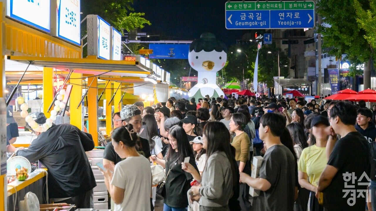 ▲지난해 열린 푸드앤아트페스티벌에 관람객이 행사장을 둘러보고 있다. (사진=순천시)