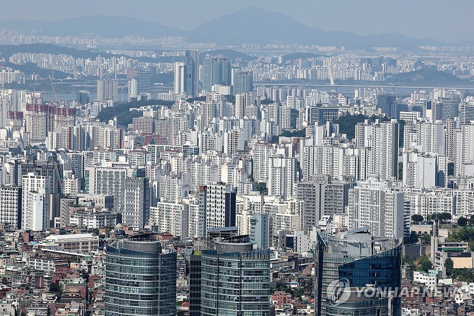 국회 기획재정위원회 소속 차규근 조국혁신당 의원이 29일 한국은행으로부터 확인한 자료에 따르면, 올해 상반기 부동산금융 익스포저(대출)는 2717조9000억원으로 작년 말 대비 36조2000억원 늘어난 것으로 확인됐다.  /연합뉴스