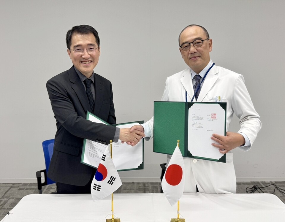 (왼쪽부터) 송시열 서울아산병원 중입자도입추진단장(암병원장), 이시카와 히토시 QST 병원장이 지난 27일 일본 QST 병원에서 중입자 치료 관련 업무협약을 체결한 뒤 기념촬영을 하고 있다./서울아산병원 제공
