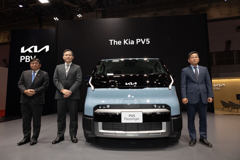 (왼쪽부터) 후지모토 마사요시 소지츠 주식회사 회장, 타지마 야스나리 기아 PBV 재팬 대표이사, 김상대 기아 PBV비즈니스사업부 부사장이 2025 재팬 모빌리티쇼에서 기념촬영을 하고 있는 모습./기아