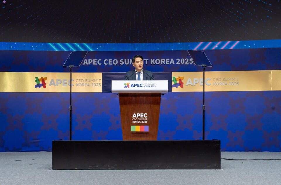 오경석 두나무 대표가 29일 경주 아트센터 화랑홀에서 열린 'APEC CEO 서밋 코리아 2025'에서 '통화와 글로벌 금융시장의 미래'를 주제로 기조연설을 하고 있다./두나무