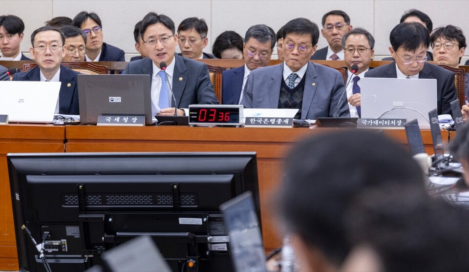 임광현 국세청장이 29일 국회 기획재정위원회에서 열린 2025년 종합 국정감사에 출석해 의원 질의에 답하고 있다./연합뉴스