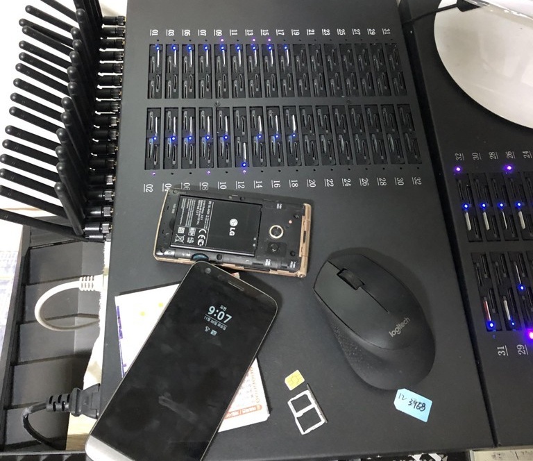 경찰이 압수한 통화 중계기 심박스(SIM box)./서울영등포경찰서