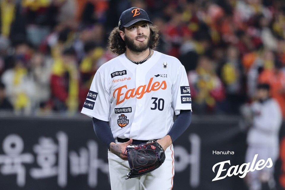 폰세가 혀를 내두르고 있다. /한화 이글스 제공