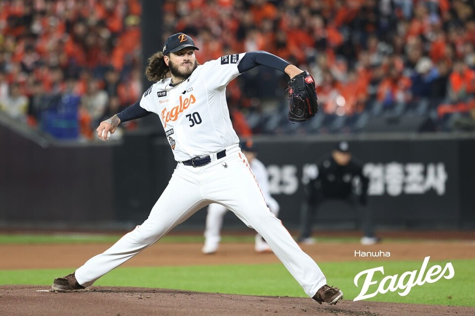 폰세가 한국시리즈 3차전 선발 등판해 투구하고 있다. /한화 이글스 제공