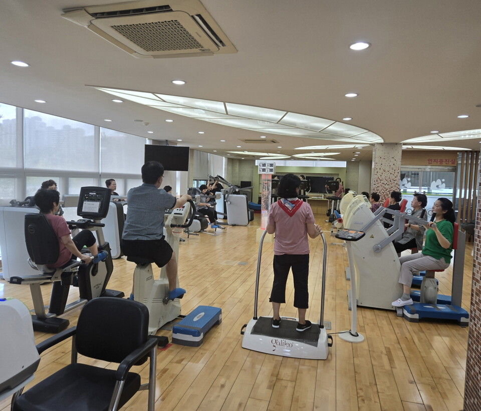 의왕시(시장 김성제) 보건소 노인건강센터가 노인 근감소증 예방과 맞춤형 근력운동을 통한 신체 건강 증진 프로그램을 본격적으로 운영하고 있다./의왕시 제공
