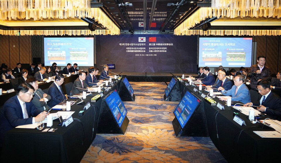 강기정 광주광역시장이 29일 서울 포시즌스 호텔에서 열린 '제3회 한중 지사·성장 회의'에 참석해 '한중지방정부 산업혁신과 상생의 길'을 주제로 발표하고 있다./사진=광주광역시