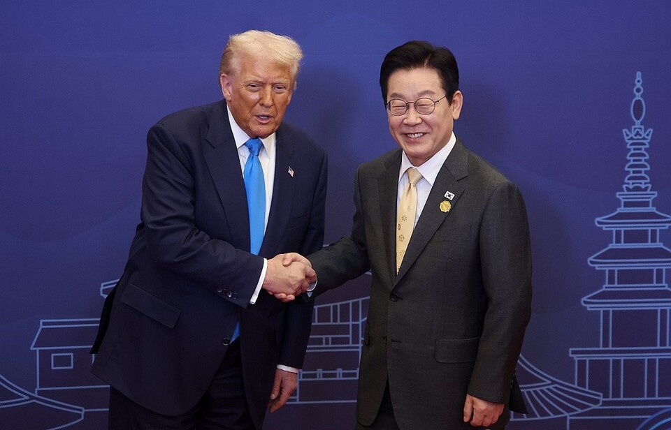 이재명 대통령이 29일 경북 경주 힐튼호텔 그랜드볼룸에서 열린 대통령 주최 정상 특별만찬에 앞서 도널드 트럼프 미국 대통령을 영접하고 있다./연합뉴스