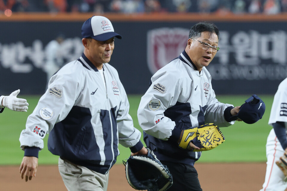 29일 대전 한화생명볼파크에서 열린 2025 프로야구 KBO리그 포스트시즌 한국시리즈 3차전에서 1999년 한화의 한국시리즈 우승을 이끈 배터리였던 구대성과 조경택이 시구ㆍ시포를 하기 위해 그라운드로 이동하고 있다. /연합뉴스