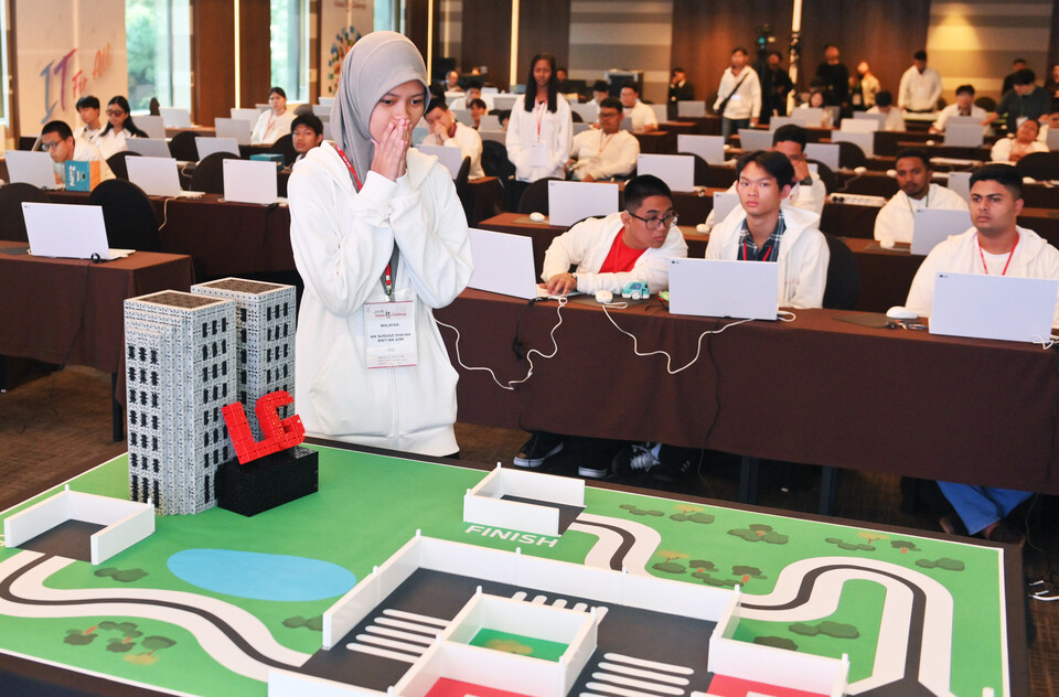 LG전자가 개최한 '2025 글로벌장애청소년IT챌린지' 본선 대회에서 참가자들이 자율주행차 프로그래밍 능력을 평가하는 'eCreative_Smart Car' 종목에 참가 중인 모습./LG전자