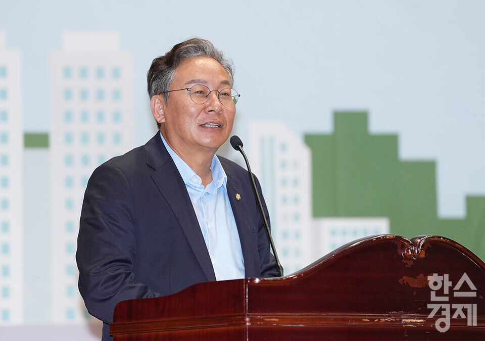 더불어민주당 손명수 의원이 지난해 20일 서울 여의도 국회 의원회관에서 열린 전기차 화재 예방을 위한 국민 대토론회에 참석해 축사를 하고 있다./최대성 기자