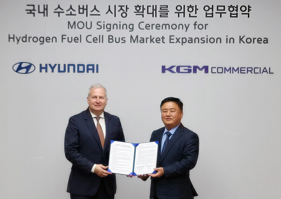 30일 현대차 울산공장에서 열린 수소연료전지공급 업무 협약식에서 현대차그룹 HMG에너지&수소사업본부 켄 라미레즈(Ken Ramirez) 부사장(왼쪽)과 KGMC 김종현 대표이사(오른쪽)가 기념 사진을 촬영하고 있다./KGM커며셜